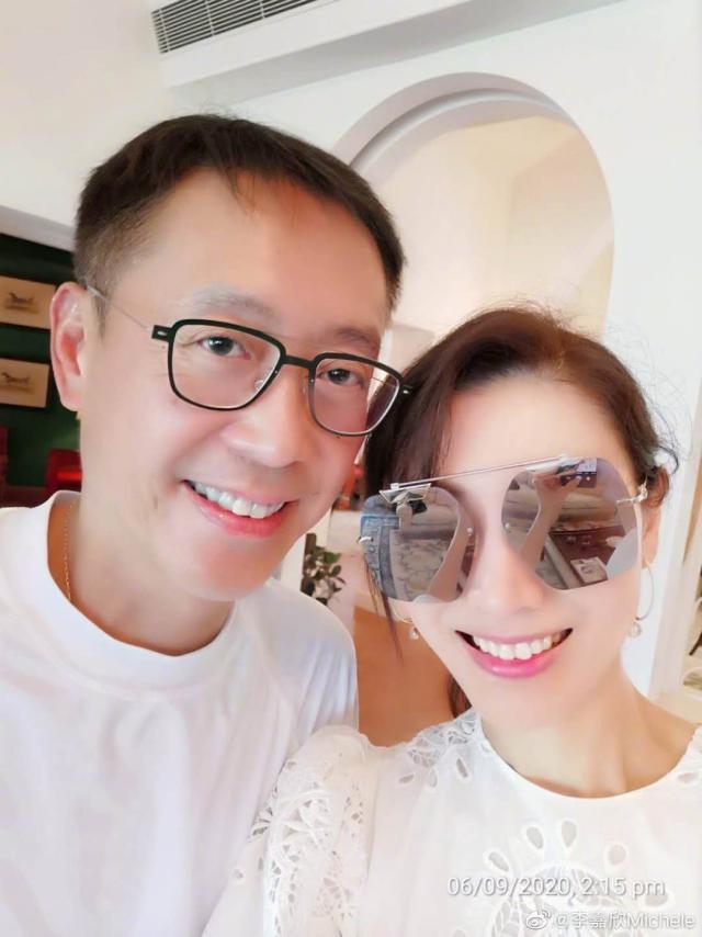 李嘉欣|50岁李嘉欣晒和老公合照，夫妻二人高颜值，意外曝光身后豪华庄园