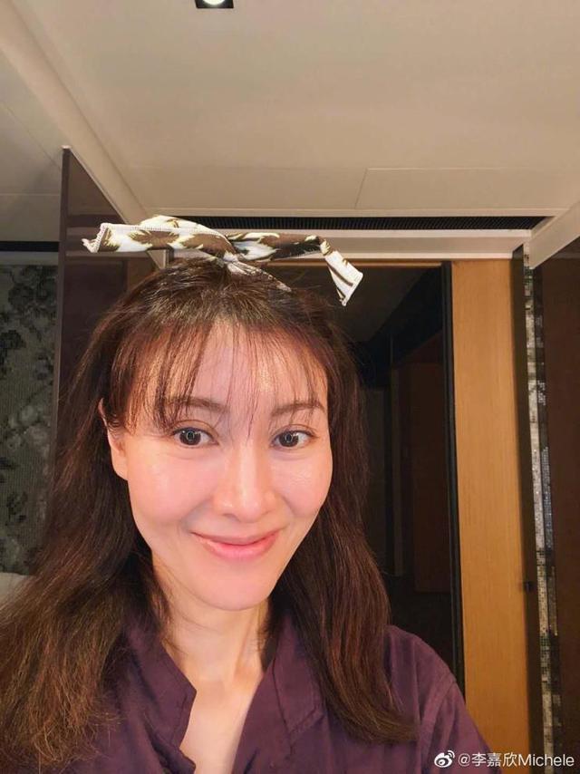 李嘉欣|50岁李嘉欣晒和老公合照，夫妻二人高颜值，意外曝光身后豪华庄园