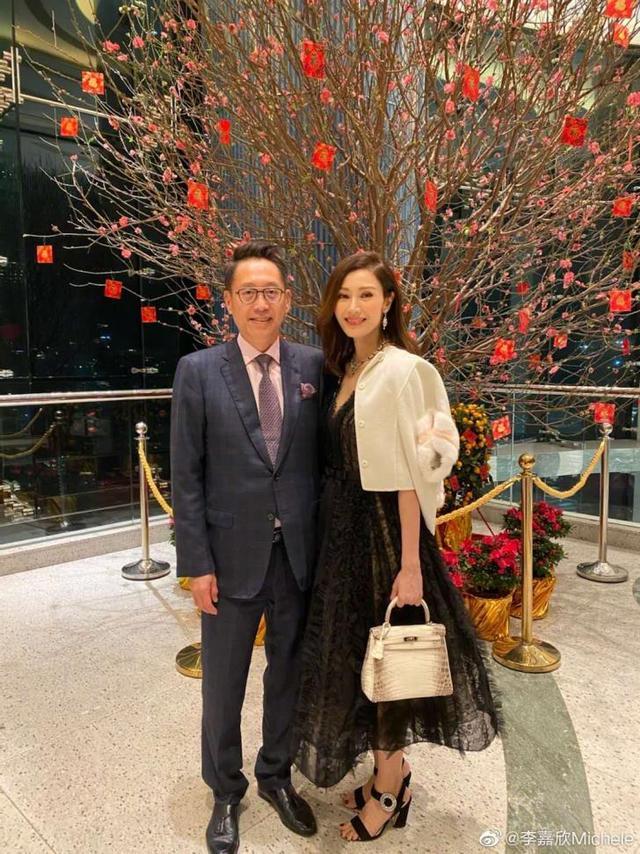 李嘉欣|50岁李嘉欣晒和老公合照，夫妻二人高颜值，意外曝光身后豪华庄园
