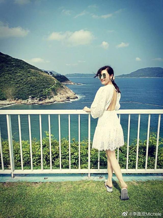 李嘉欣|50岁李嘉欣晒和老公合照，夫妻二人高颜值，意外曝光身后豪华庄园