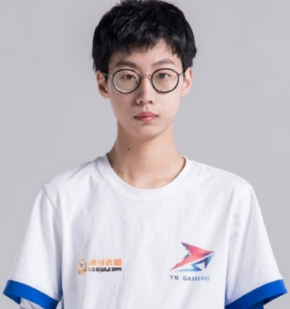 暖阳也是一位顶尖的职业选手,人操作过硬很少有失误的时候,在很多比赛