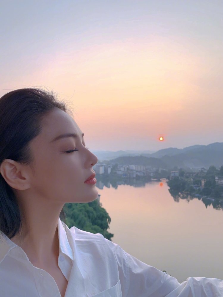 张馨予|张馨予晒绝美侧脸照，编辑记录暴露性格，给自己的评论亮了