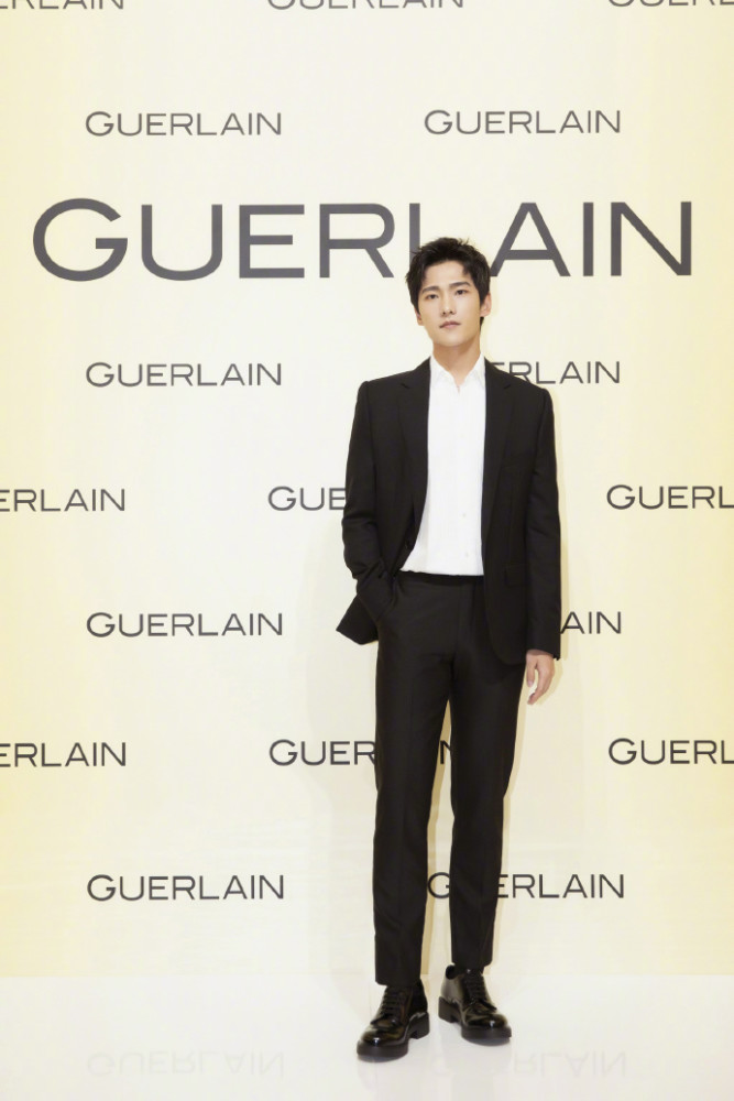 杨洋身穿黑西装搭配白衬衫出席活动,优雅从容彰显绅士风范