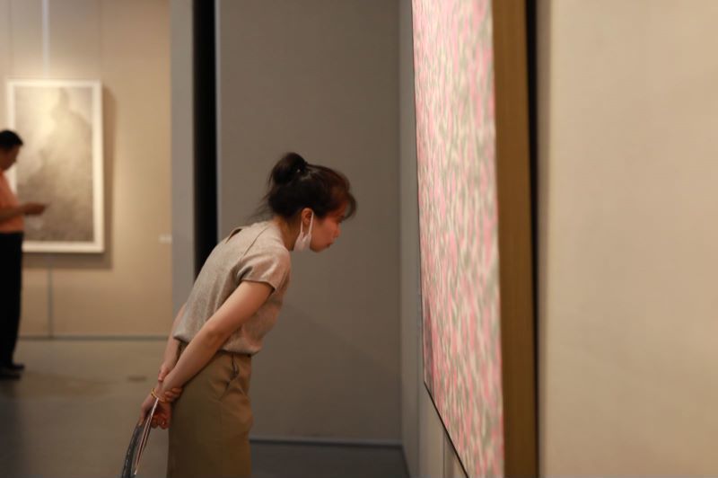 吕嵘|蓝灰的色彩基调背后，是艺术家对生命、心灵、世界和文化的独特理解