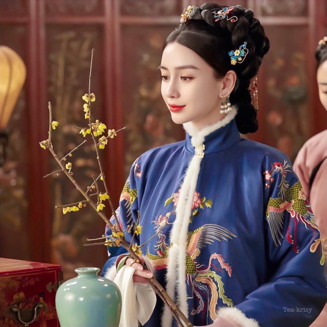 除了肃穆雅致的清宫装,艳丽的唐装也一样明媚动人.