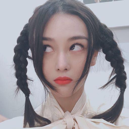 张馨予|张馨予晒美照，高鼻梁尖下巴颜值优越，不忘点赞三江好山水