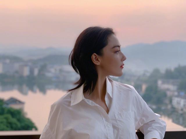 张馨予|张馨予晒美照，高鼻梁尖下巴颜值优越，不忘点赞三江好山水