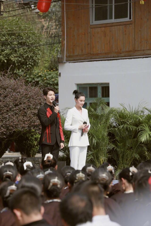 张馨予|张馨予晒美照，高鼻梁尖下巴颜值优越，不忘点赞三江好山水