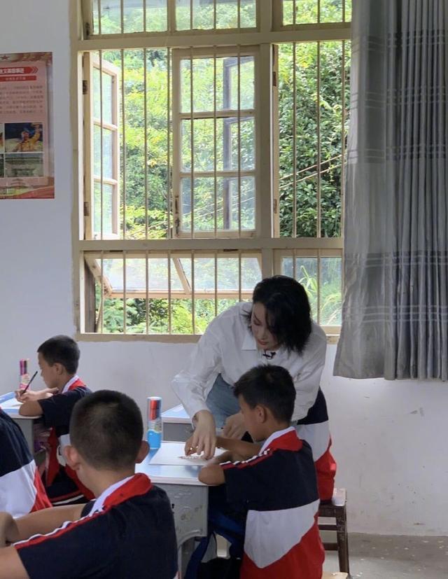 张馨予|张馨予晒美照，高鼻梁尖下巴颜值优越，不忘点赞三江好山水