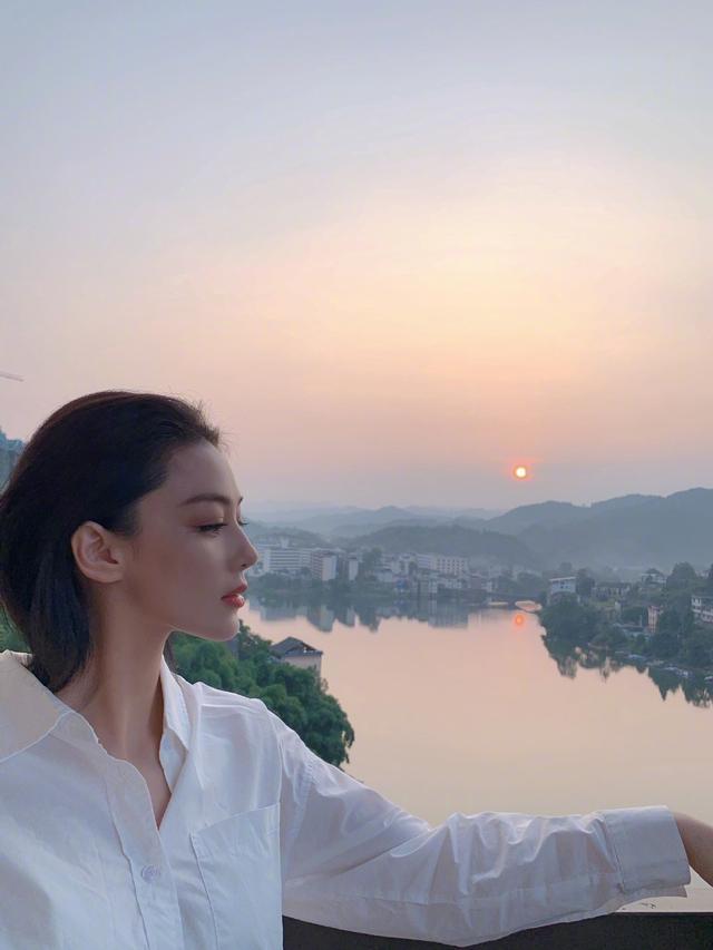 张馨予|张馨予晒美照，高鼻梁尖下巴颜值优越，不忘点赞三江好山水