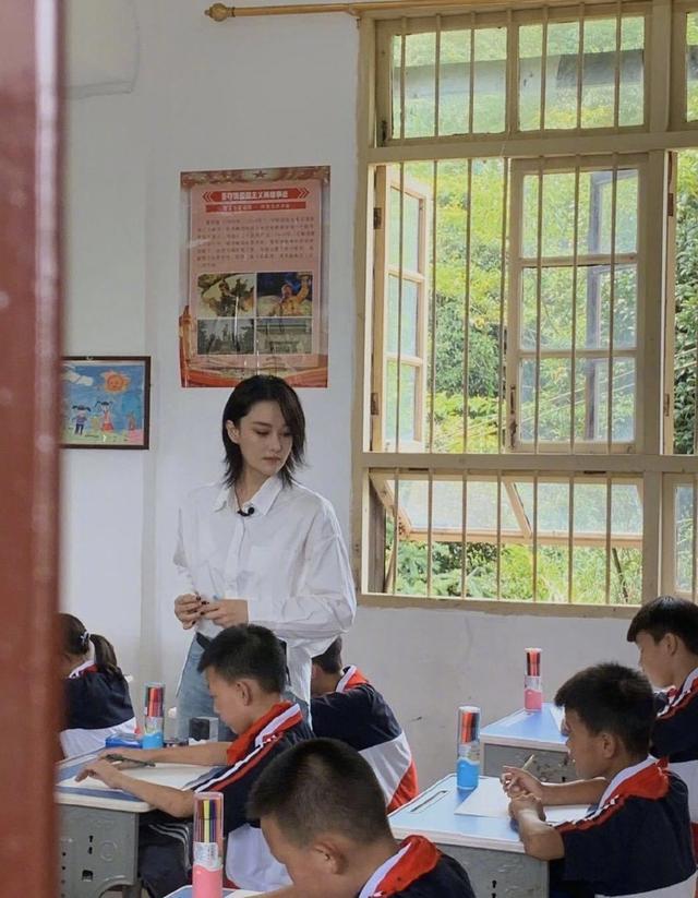 张馨予|张馨予晒美照，高鼻梁尖下巴颜值优越，不忘点赞三江好山水