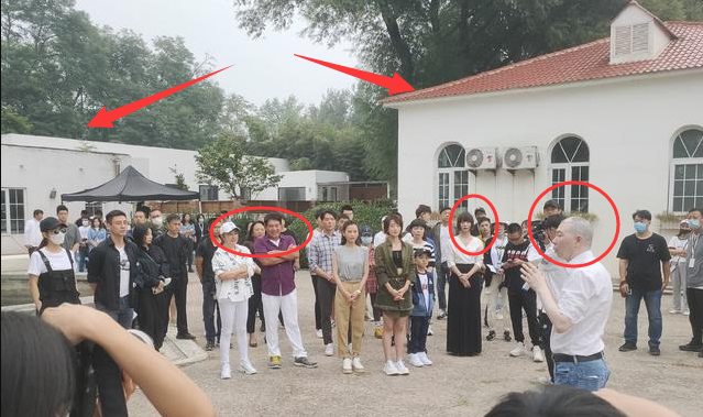 蓝盈莹|跟靳东、赵薇搭档没红，又搭上冯小刚新戏，蓝盈莹的表情出卖了她