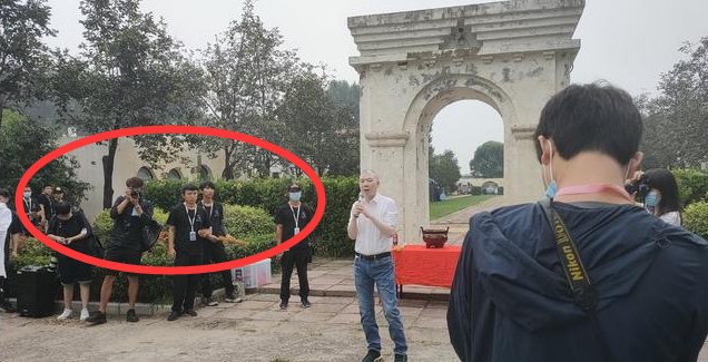 蓝盈莹|跟靳东、赵薇搭档没红，又搭上冯小刚新戏，蓝盈莹的表情出卖了她