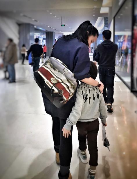李佳|靳东老婆换新发型街头自拍，瘦一大圈被赞年轻二十岁，嫩如学生