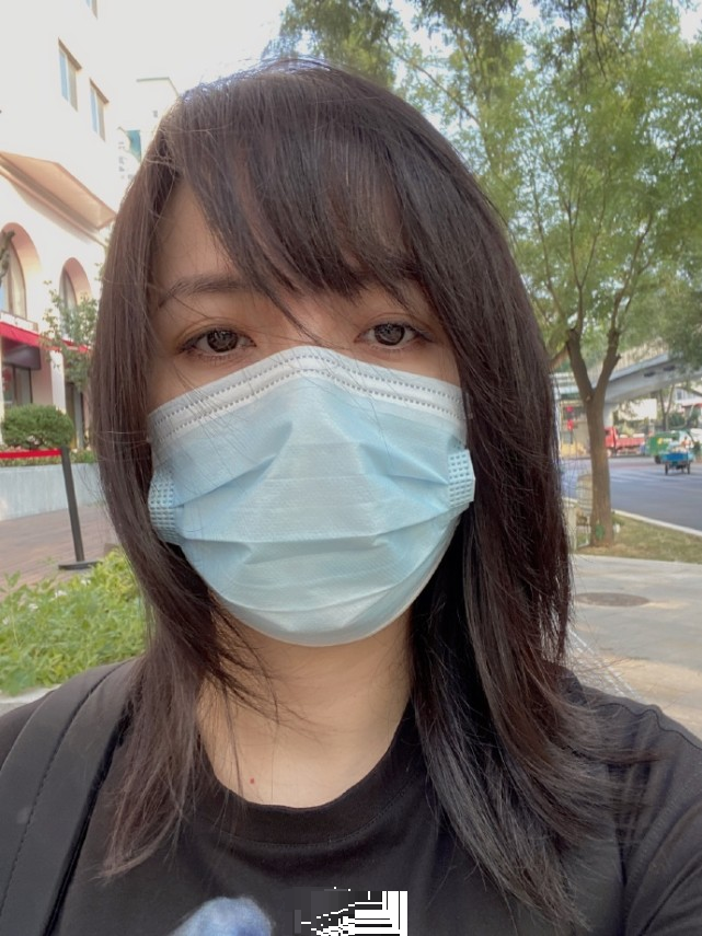 李佳|靳东老婆换新发型街头自拍，瘦一大圈被赞年轻二十岁，嫩如学生