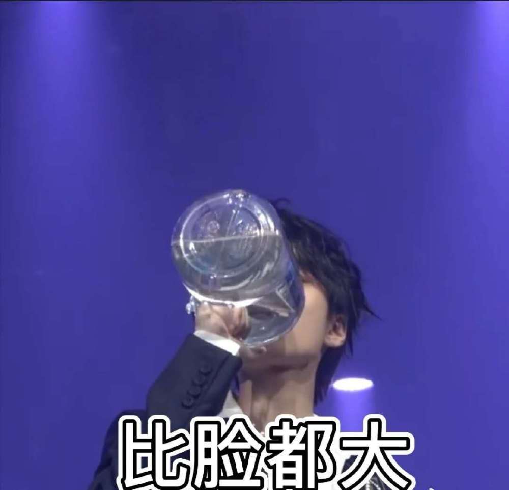 每天都要吨吨吨的王俊凯水壶竟然比脸还大