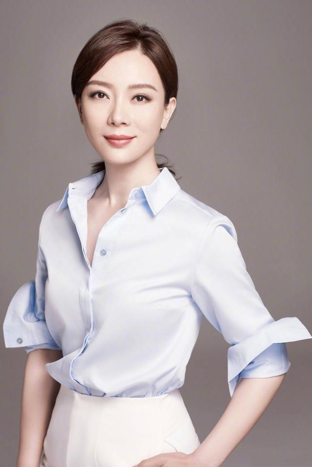陈数真是知性女人的典范 衬衫配牛仔裤穿出高级感 气质没得说 腾讯新闻