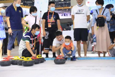 石景山亮相服贸会“冬季运动”专题，体验真冰真雪