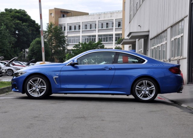 回望一下老的宝马4系,敞篷很帅,其实长得还更好看