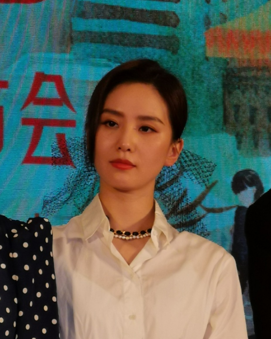 刘诗诗出席活动,白衬衫配黑纱裙,高贵优雅,太迷人了
