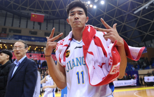 还提到了易建联的年薪档次,总之就是要问:"吴冠希为什么能拿顶薪?