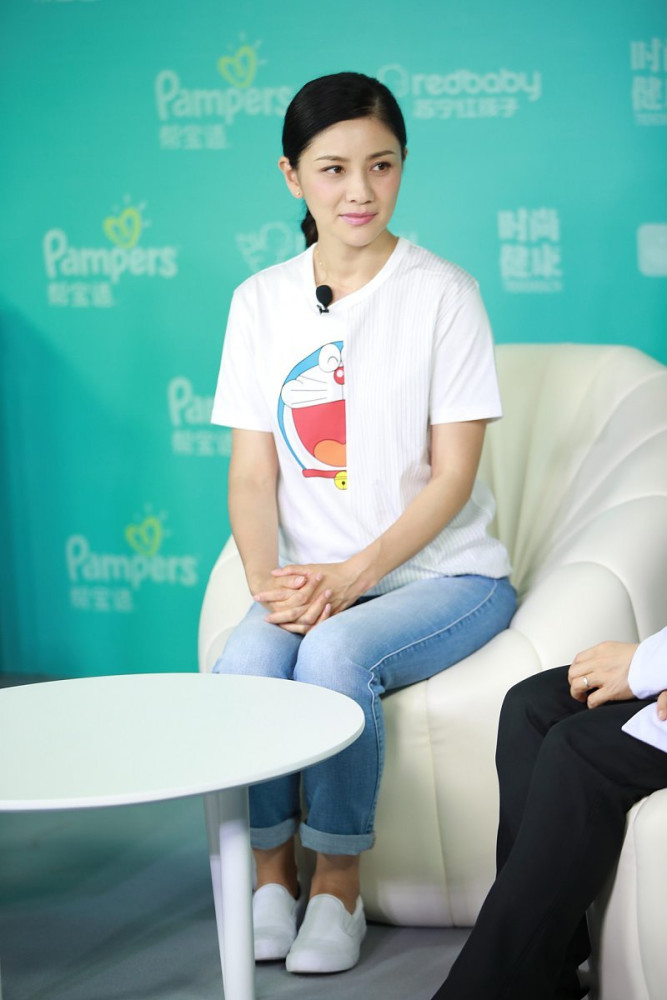 胡可美的真自然穿衣低调却不失活力卡通t恤配牛仔裤好接地气