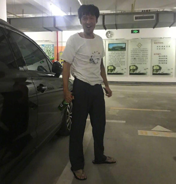 胡歌|胡歌在机场被抓拍，没有了八级P图，这生图状态确定是37岁？