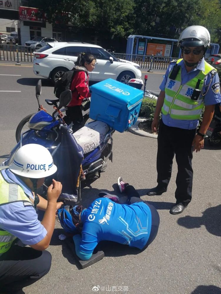 忻州一外卖小哥出事故后倒地不起情况紧急