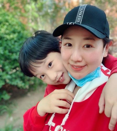 关凌现已儿女双全38岁仍像小时候一样开朗幸福得令人羡慕