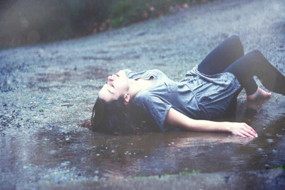 年轻男女为情所困而殉情死后紧紧相拥殉情是一种心理问题