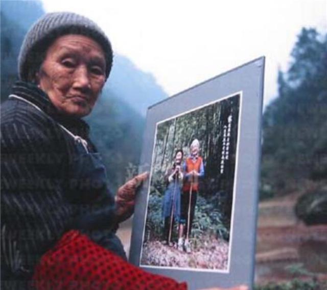 在50多年前,当年风华正茂的两个年轻人如今也已变成了风烛残年的老年