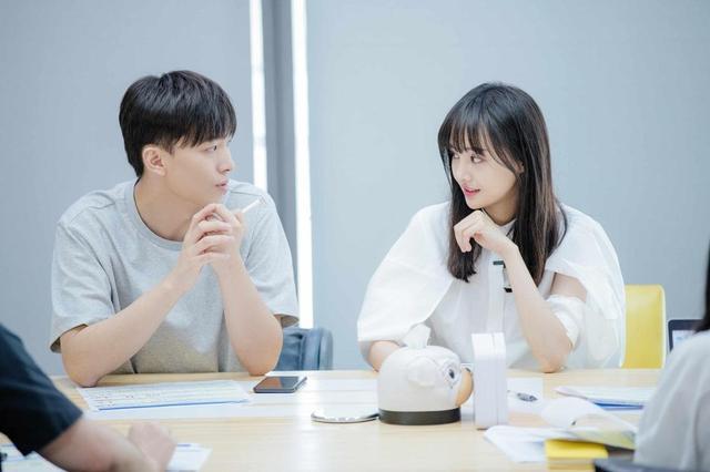 郑爽|郑爽前男友有新欢？张恒被限制消费，发文又秒删耐人寻味