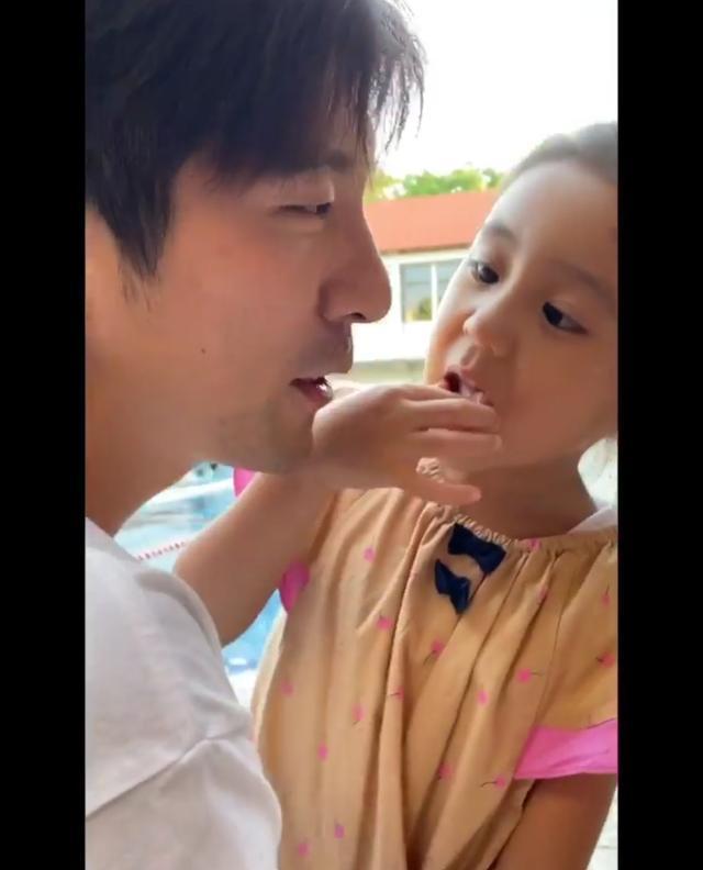 咘咘|陈建州晒儿子和咘咘互喂零食超浪漫，修杰楷大方同意飞飞追咘咘