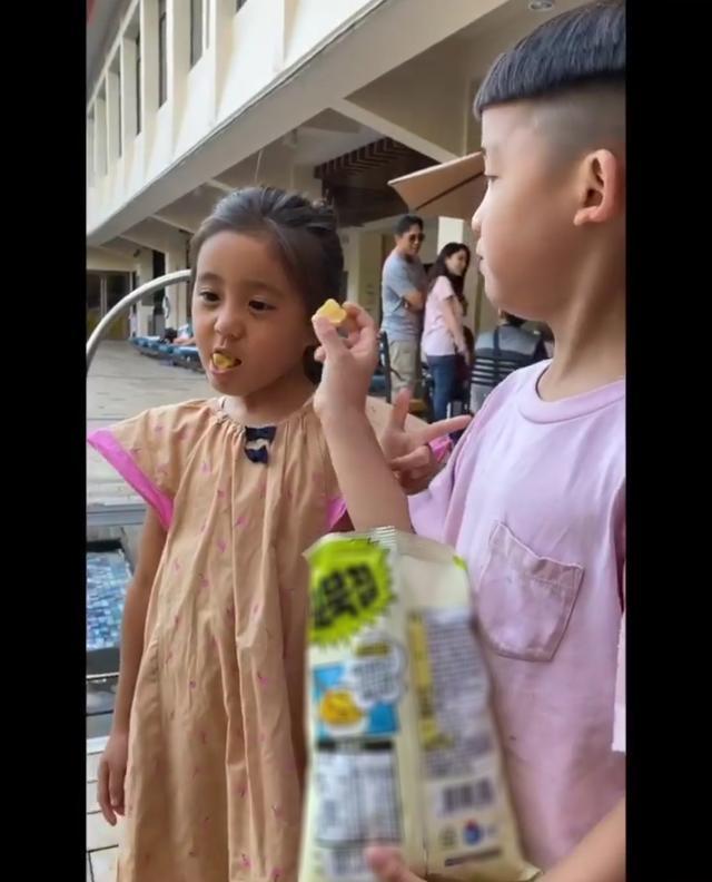 咘咘|陈建州晒儿子和咘咘互喂零食超浪漫，修杰楷大方同意飞飞追咘咘