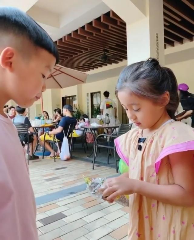 咘咘|陈建州晒儿子和咘咘互喂零食超浪漫，修杰楷大方同意飞飞追咘咘