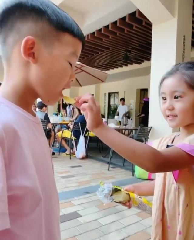 咘咘|陈建州晒儿子和咘咘互喂零食超浪漫，修杰楷大方同意飞飞追咘咘