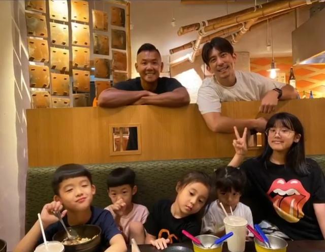 咘咘|陈建州晒儿子和咘咘互喂零食超浪漫，修杰楷大方同意飞飞追咘咘