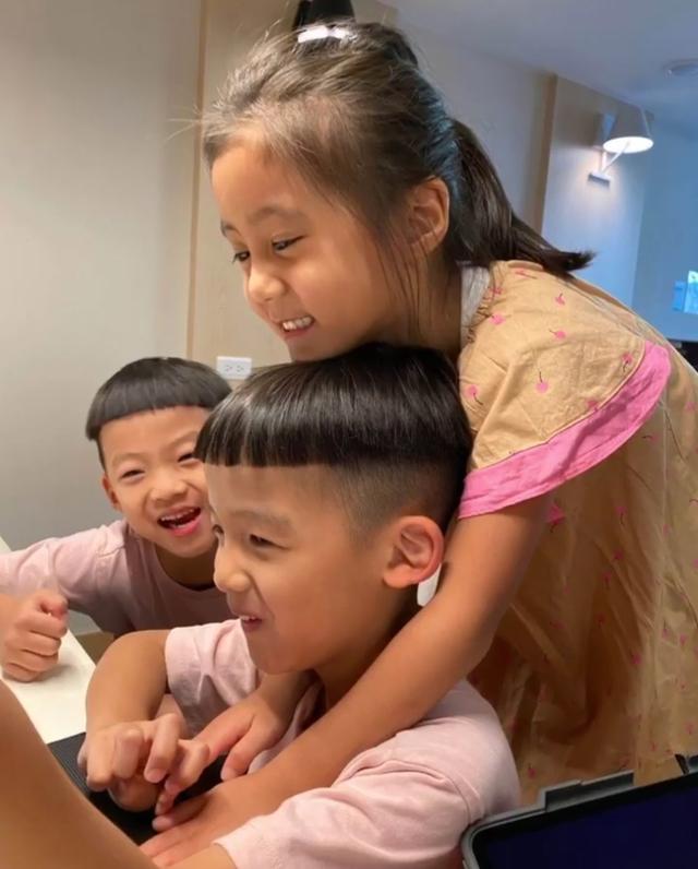 咘咘|陈建州晒儿子和咘咘互喂零食超浪漫，修杰楷大方同意飞飞追咘咘