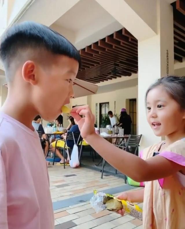 咘咘|陈建州晒儿子和咘咘互喂零食超浪漫，修杰楷大方同意飞飞追咘咘