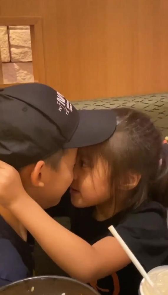 咘咘|陈建州晒儿子和咘咘互喂零食超浪漫，修杰楷大方同意飞飞追咘咘