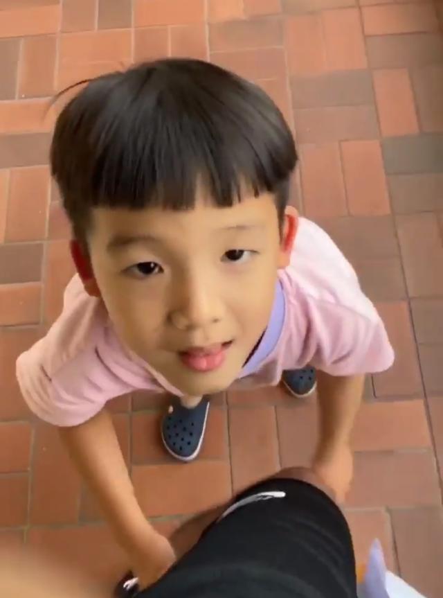 咘咘|陈建州晒儿子和咘咘互喂零食超浪漫，修杰楷大方同意飞飞追咘咘