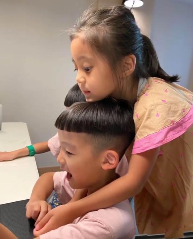 咘咘|陈建州晒儿子和咘咘互喂零食超浪漫，修杰楷大方同意飞飞追咘咘