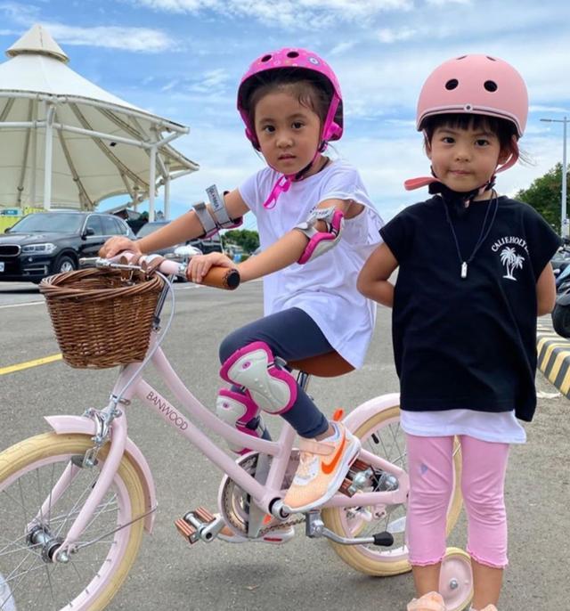 咘咘|陈建州晒儿子和咘咘互喂零食超浪漫，修杰楷大方同意飞飞追咘咘