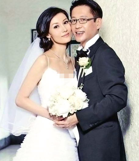 李嘉欣|李嘉欣与许晋亨合体回许家老宅，真正的奢华豪宅罕见出镜，夫妻二人大秀恩爱