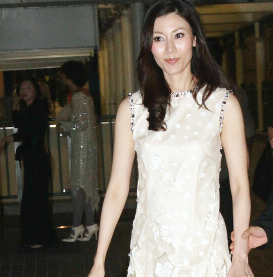 李嘉欣|李嘉欣与许晋亨合体回许家老宅，真正的奢华豪宅罕见出镜，夫妻二人大秀恩爱