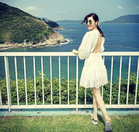 李嘉欣|李嘉欣与许晋亨合体回许家老宅，真正的奢华豪宅罕见出镜，夫妻二人大秀恩爱