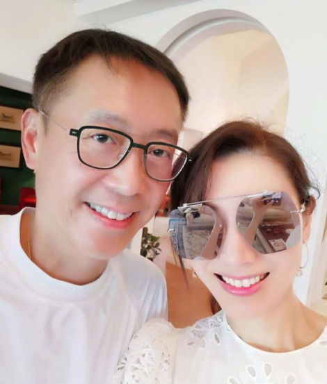 李嘉欣|李嘉欣与许晋亨合体回许家老宅，真正的奢华豪宅罕见出镜，夫妻二人大秀恩爱