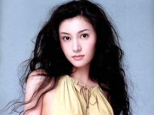 李嘉欣|50岁李嘉欣穿露背装，身姿妙曼似冻龄，与许晋亨秀恩爱曝豪宅内景