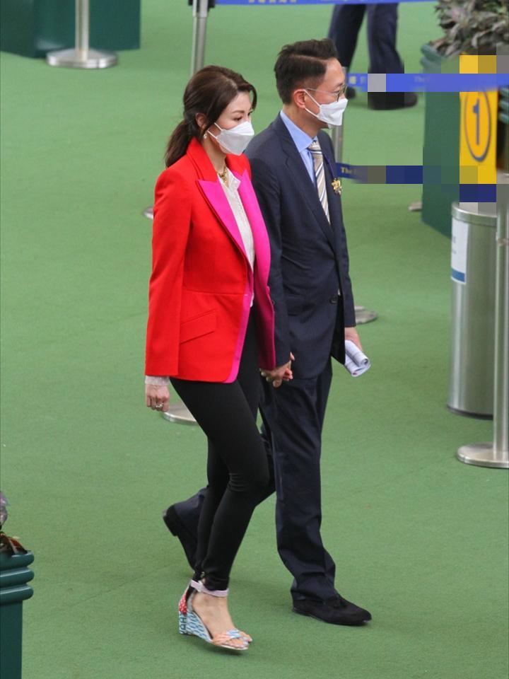 李嘉欣|50岁李嘉欣穿露背装，身姿妙曼似冻龄，与许晋亨秀恩爱曝豪宅内景