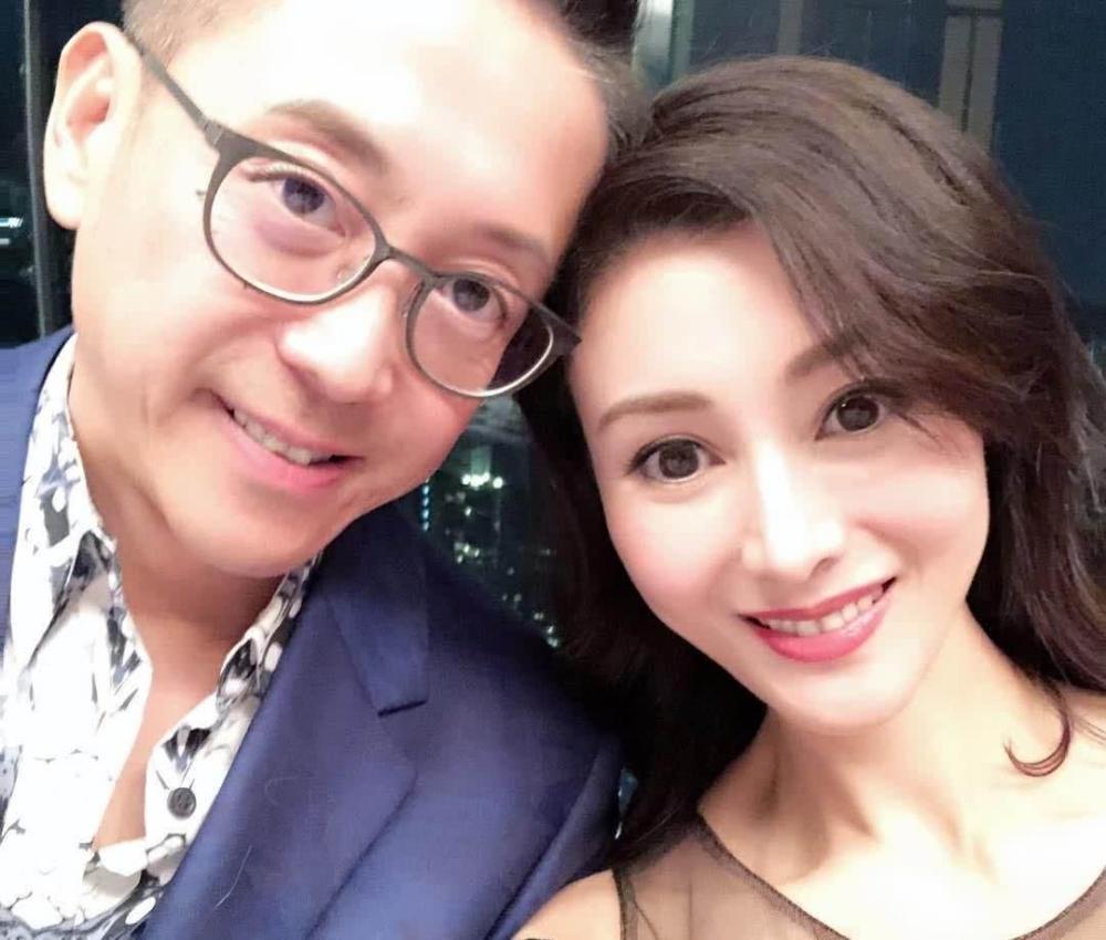 李嘉欣|50岁李嘉欣穿露背装，身姿妙曼似冻龄，与许晋亨秀恩爱曝豪宅内景